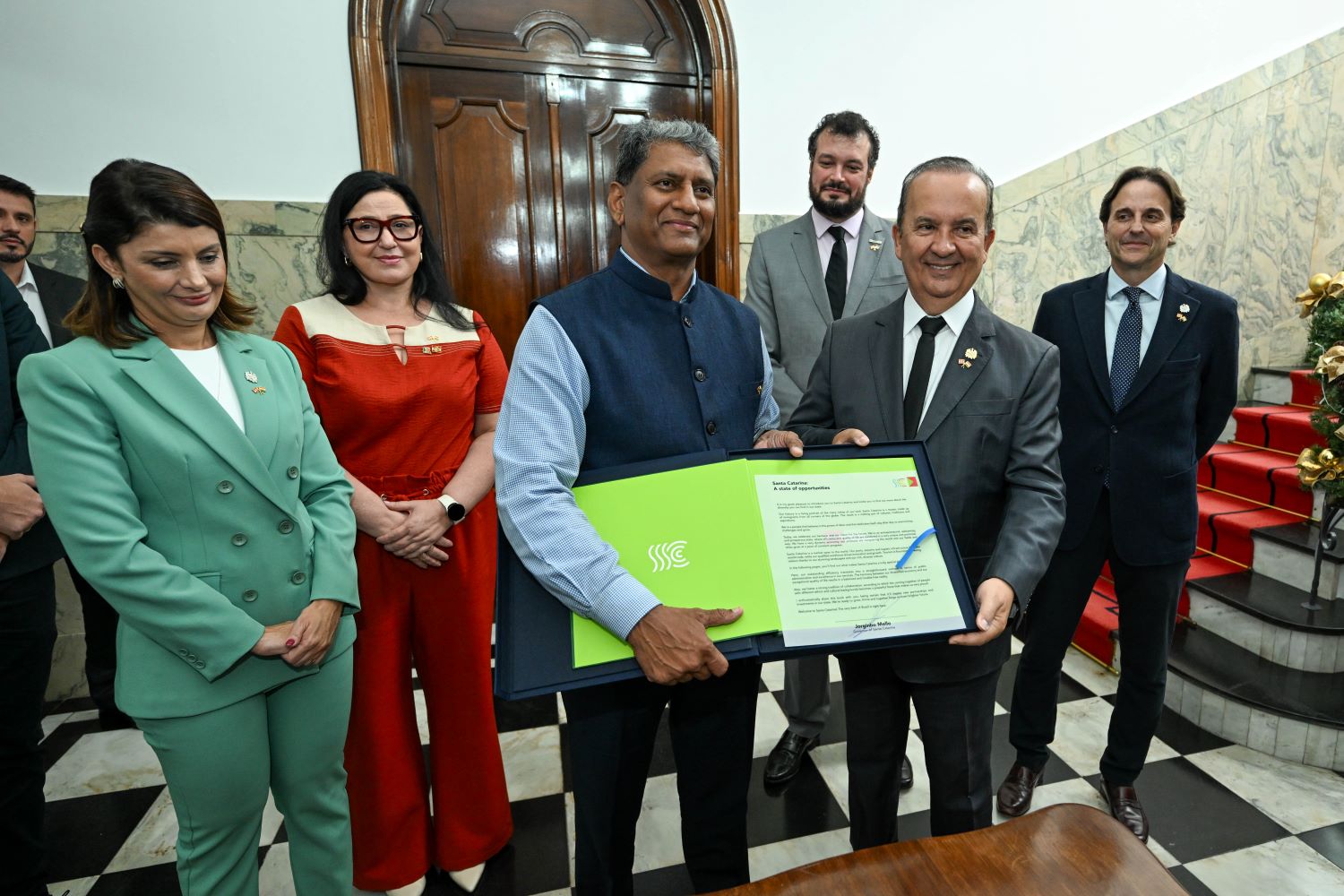 The governor of Santa Catarina, Jorginho Mello, received this Tuesday, 10, at Casa D'Aronomica, the Ambassador of India in Brazil, Suresh K. Reddy