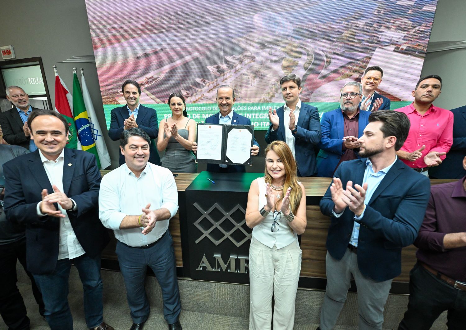 Assinatura do protocolo garantindo recursos estaduais para o PROMOBIS, megaprojeto com túnel imerso e obras de mobilidade em 11 municípios da Foz do Rio Itajaí