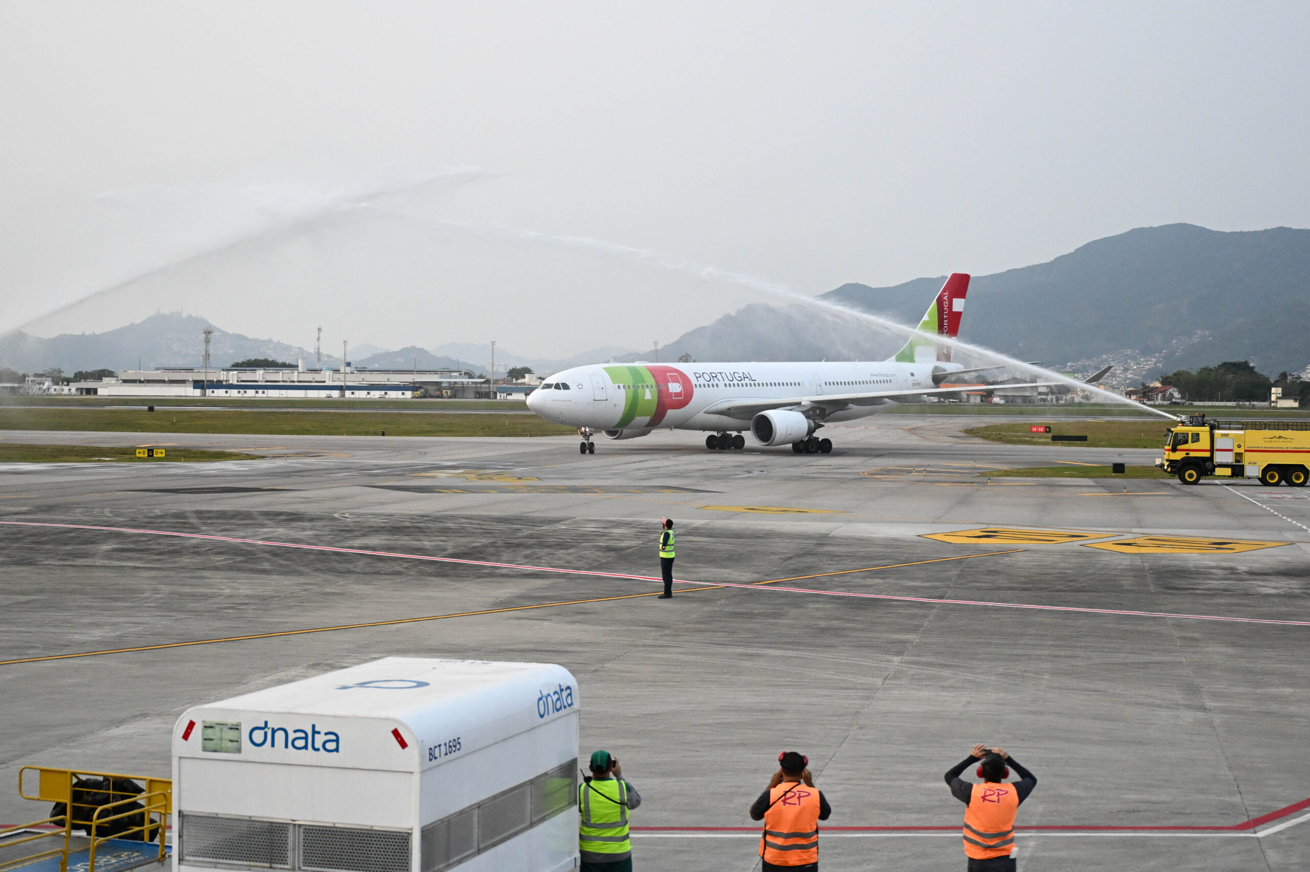 Gobernador recibe primer vuelo TAP directo de Portugal a Santa Catarina